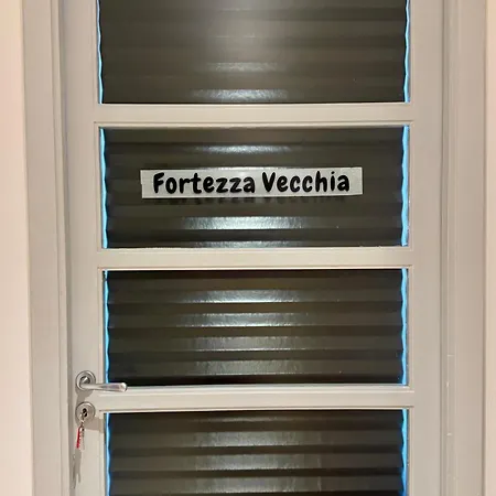 The Shuttle Rooms - Al Porto - Fortezza - Vicino Prefettura B&B *