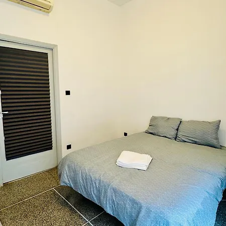 The Shuttle Rooms - Al Porto - Fortezza - Vicino Prefettura B&B *