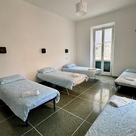 The Shuttle Rooms - Al Porto - Fortezza - Vicino Prefettura B&B