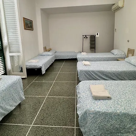 Affittacamere The Shuttle Bed and breakfast Livorno